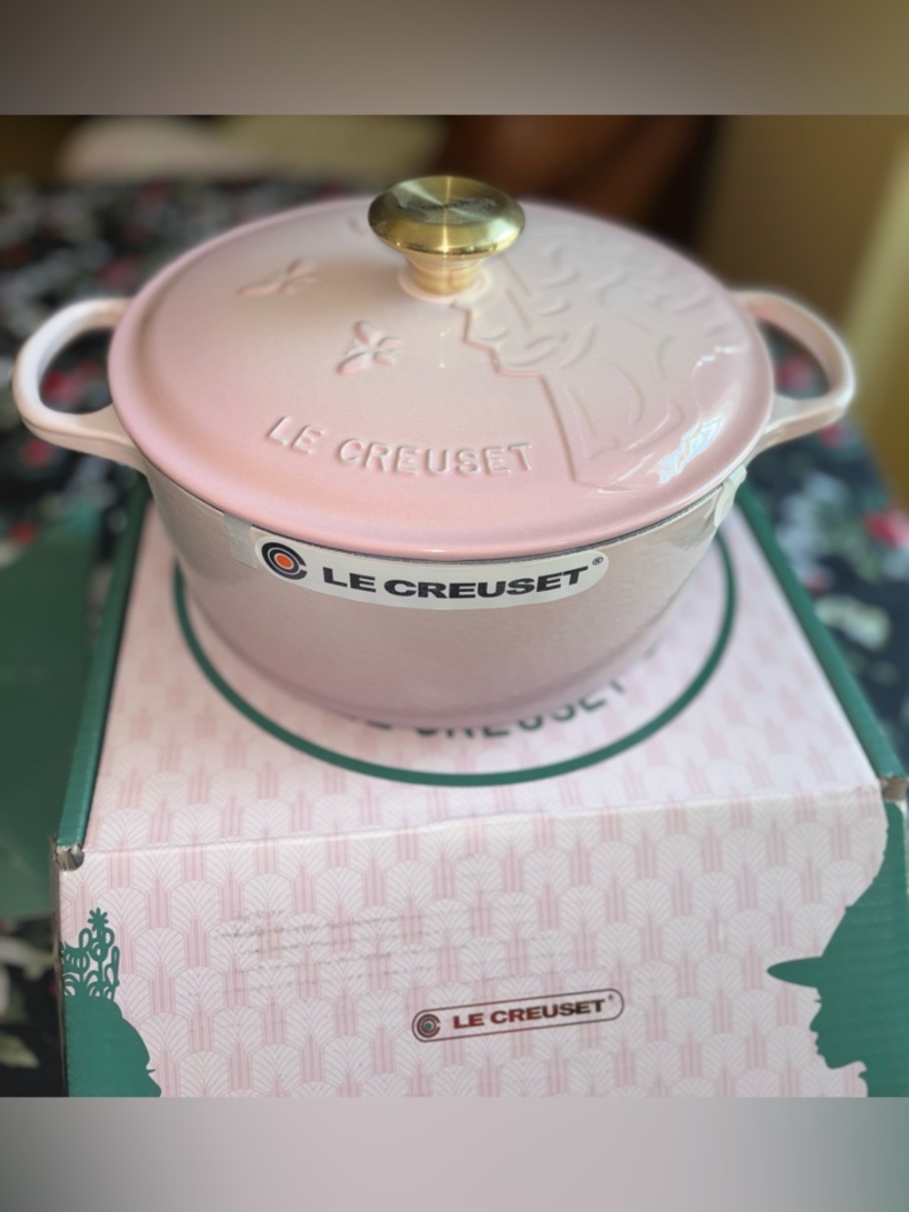Le Creuset Wicked Collection Glinda Embossed Signature Round Dutch Oven New